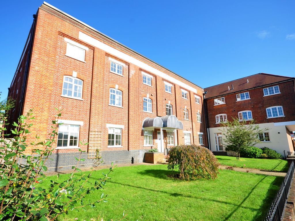 2 bed flat to rent in Meadrow, Godalming, Surrey GU7, £1,300 pcm Zoopla