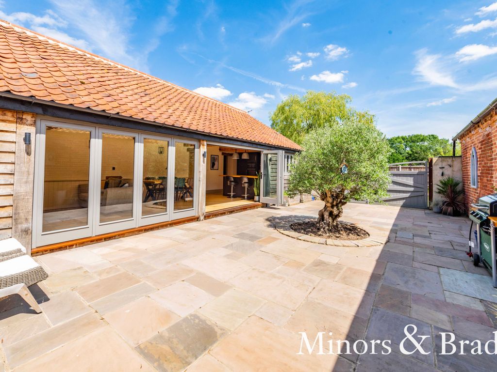 3 bed detached bungalow for sale in Holt Road, Hevingham, Norwich NR10