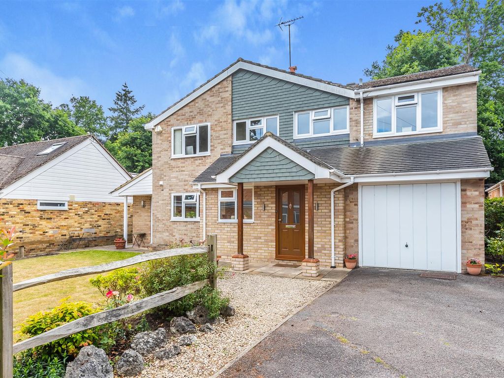 5 bed detached house for sale in Lyneham Road, Crowthorne, Berkshire