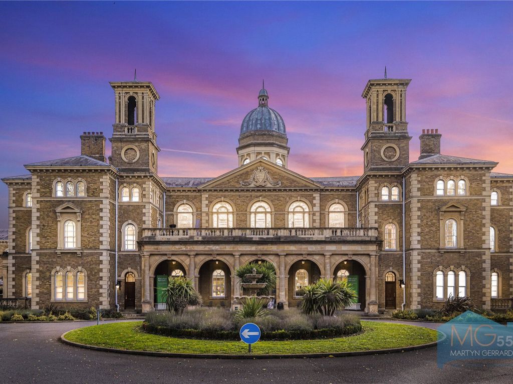 2 bed flat to rent in Princess Park Manor, Royal Drive, New Southgate