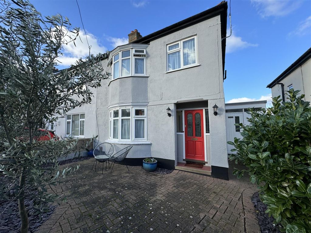 3 bed semidetached house for sale in St. James Avenue East, Corringham