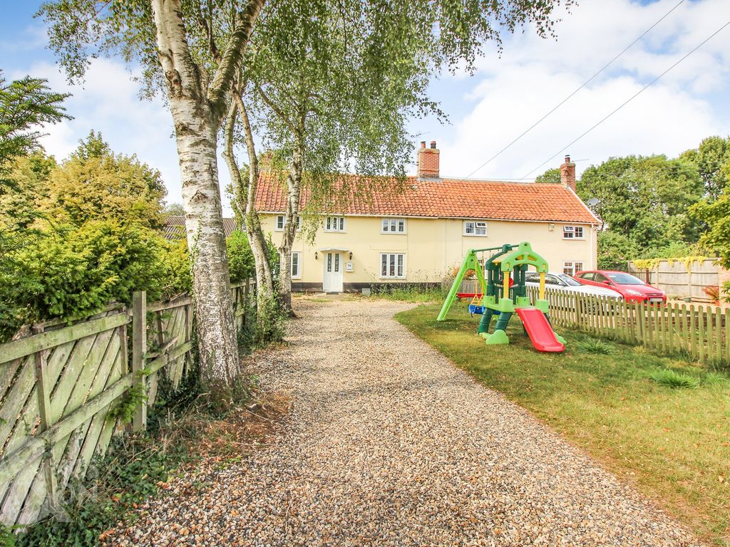 3 bed semidetached house for sale in The Street, North Lopham, Diss