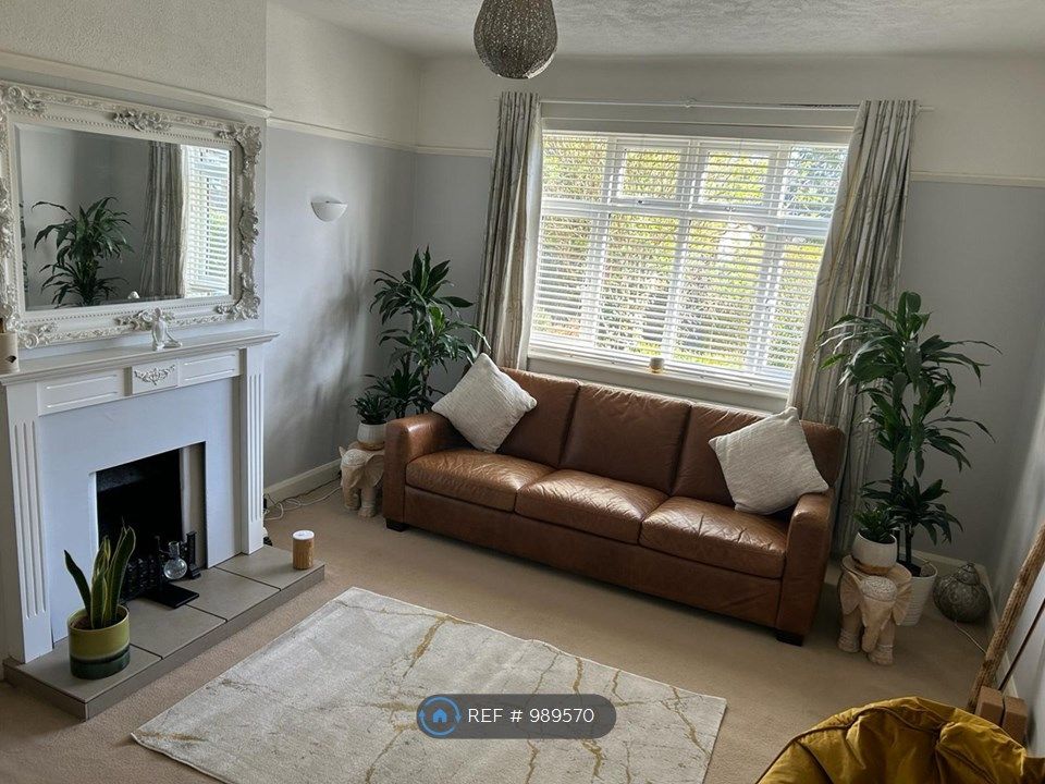 2 bed to rent in Crescent Road, Caterham CR3, £1,400 pcm