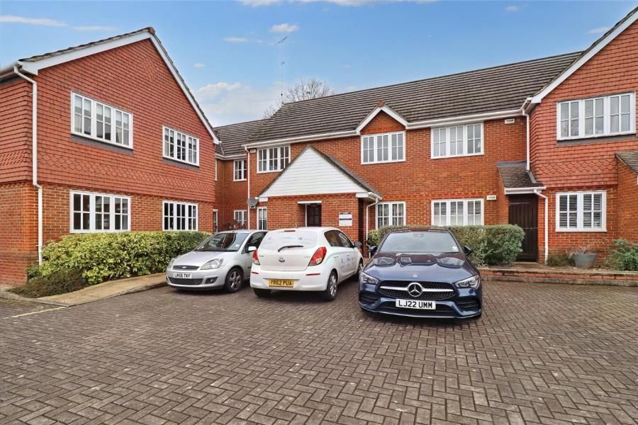 2 bed flat to rent in Woking, Surrey GU21, £1,300 pcm Zoopla