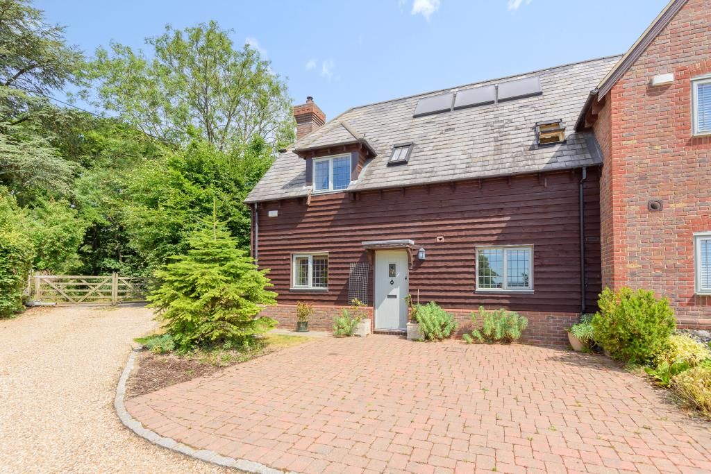 3 bed semidetached house to rent in Harts Hill Road, Berkshire RG18, £