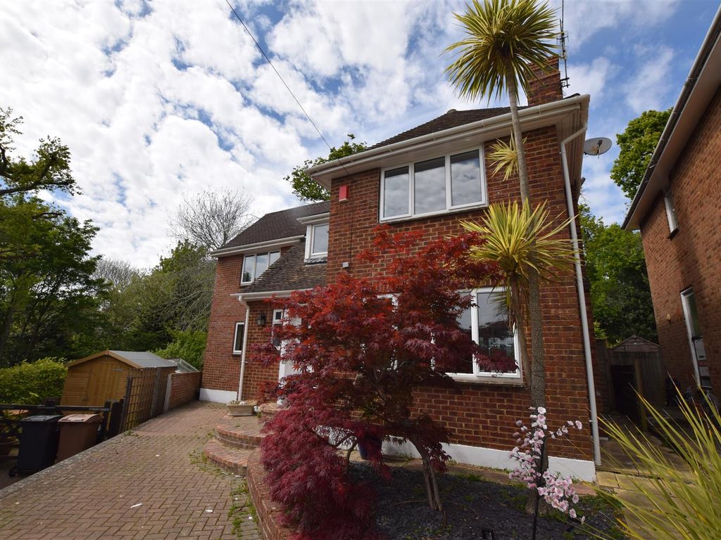 5 bed detached house to rent in Wadhurst Close, St. LeonardsOnSea