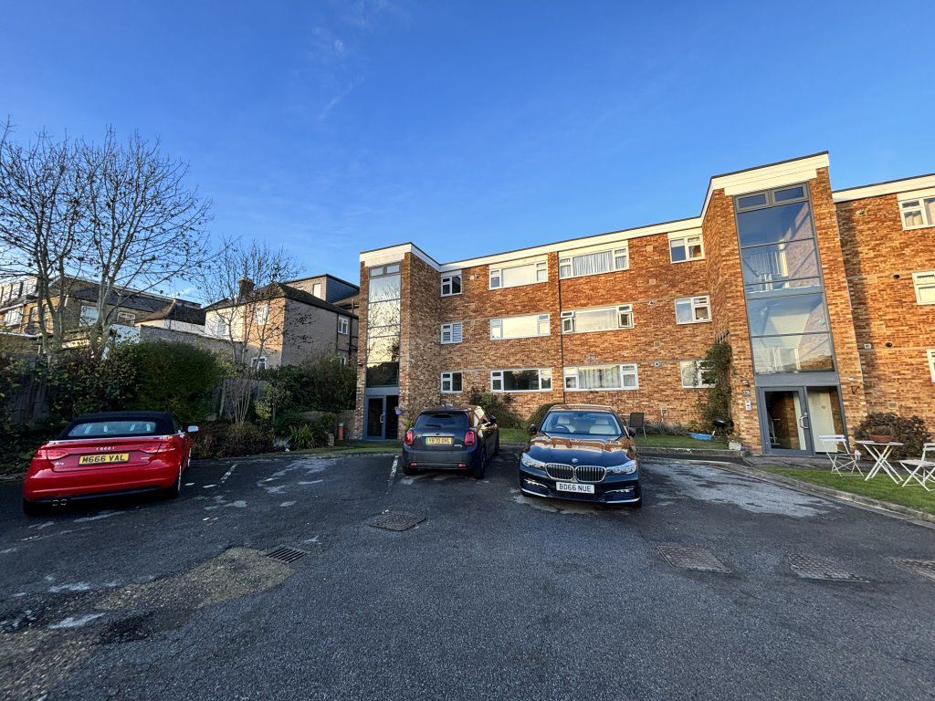 2 bed flat to rent in Queens Road, Buckhurst Hill IG9, £1,800 pcm Zoopla