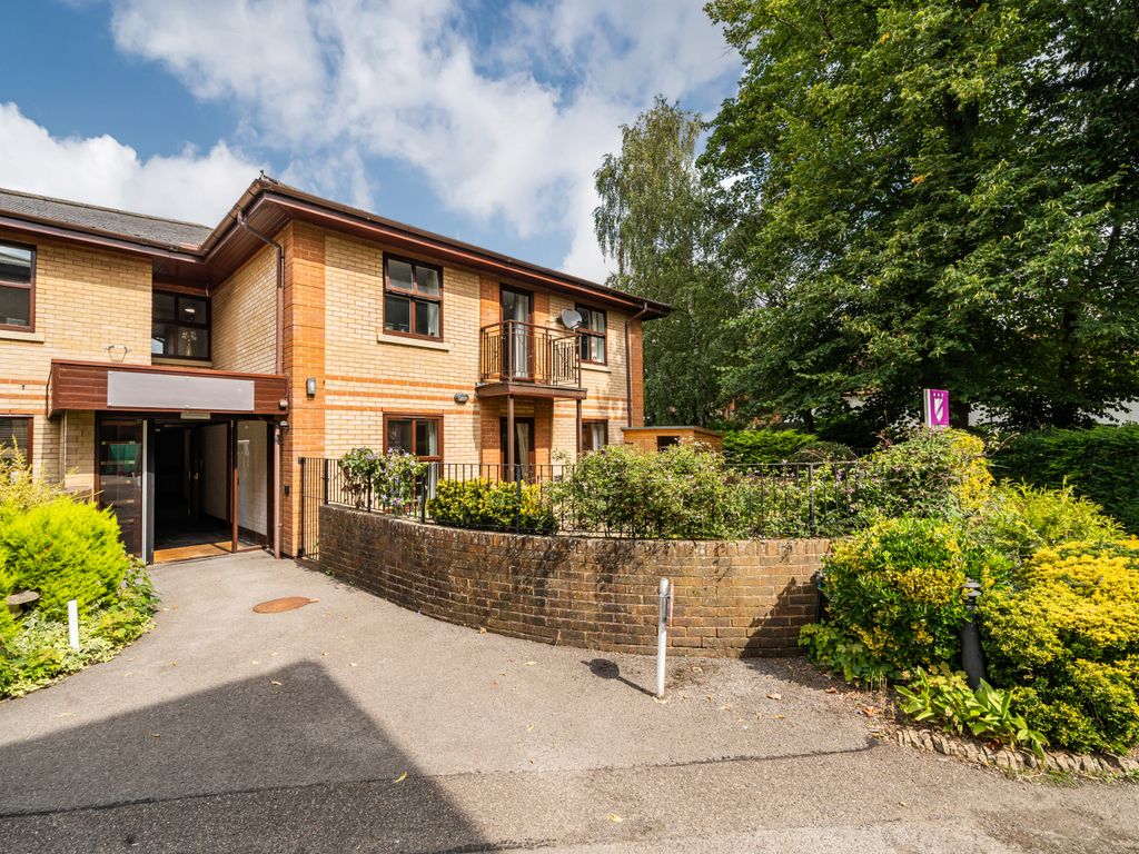 1 bed flat for sale in Wargrave Road, HenleyOnThames, Berkshire RG9