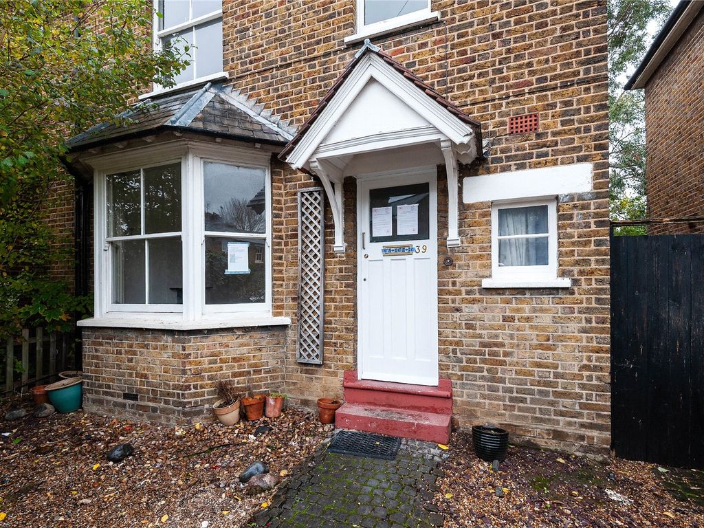 3 bed semidetached house to rent in Lyne Crescent, Walthamstow, London