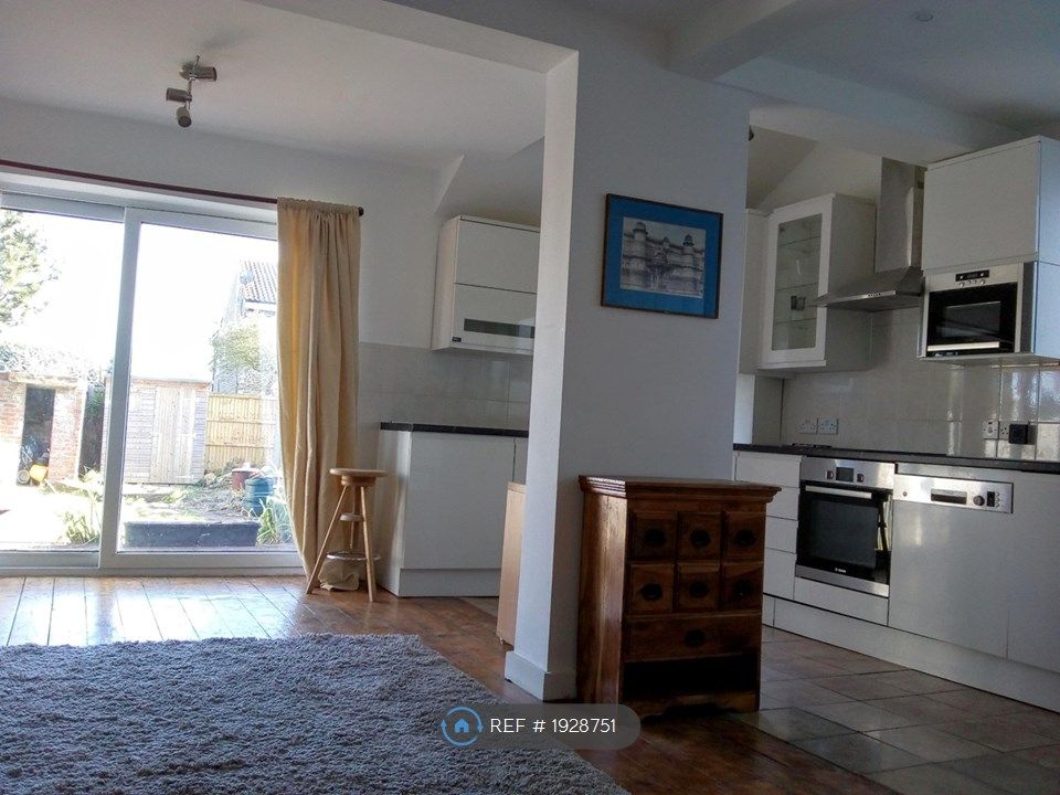 4 bed semidetached house to rent in Cheyne Hill KT5 8Bl, Surbiton,, £