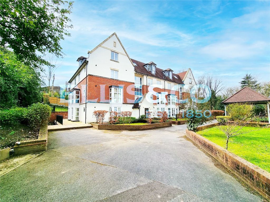 2 bed flat to rent in Blake House, Cottage Close, Harrow HA2, £1,895