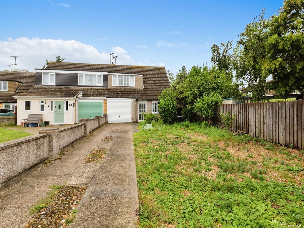 3 bed semidetached house for sale in Naseby Close, Newport Pagnell