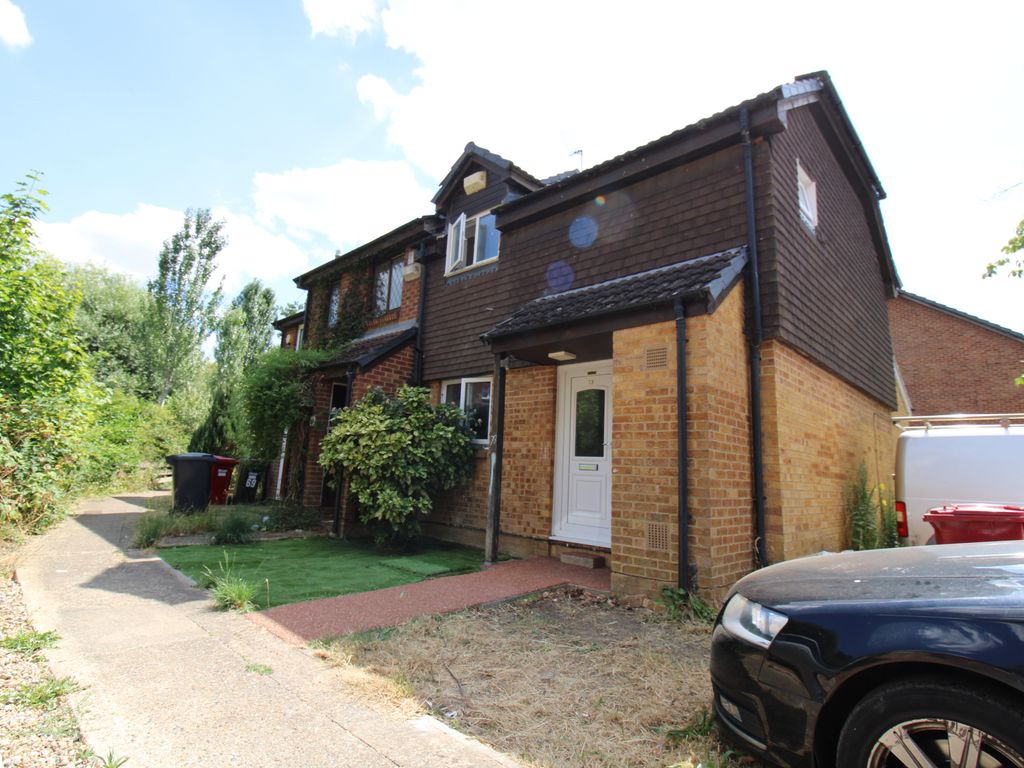 2 bed end terrace house for sale in Braemar Gardens, Cippenham, Slough