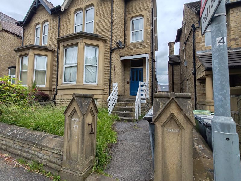 1 bed flat to rent in Wheathouse Road, Birkby, Huddersfield HD2, £350