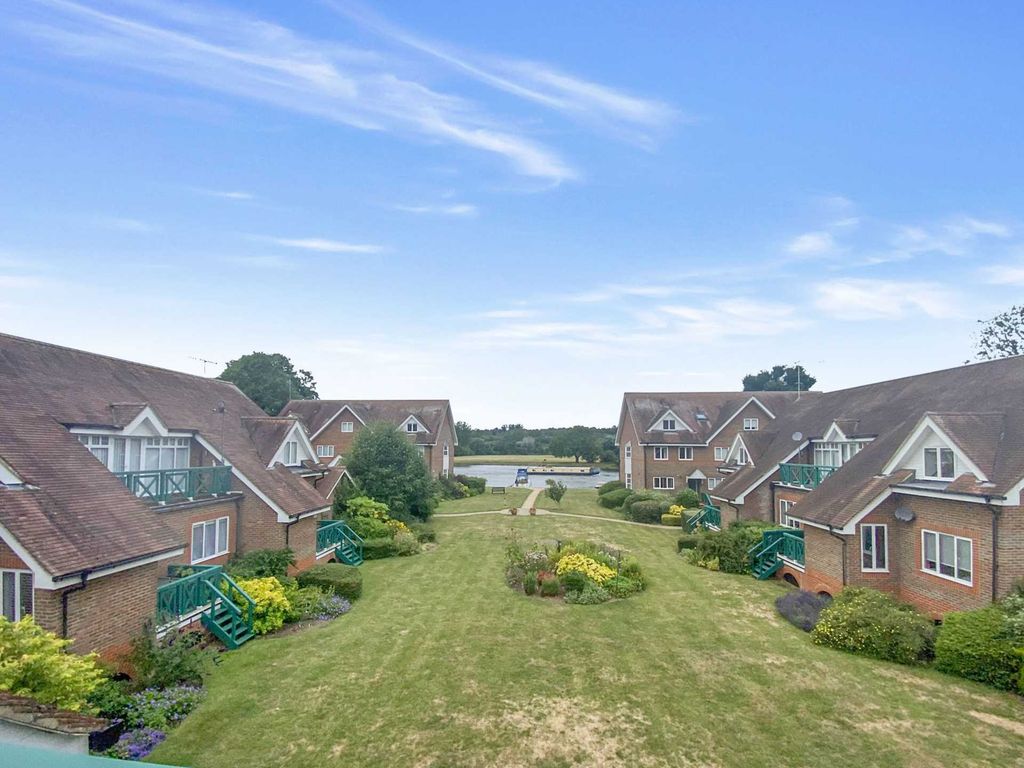 2 bed flat to rent in Andrews Reach, Bourne End SL8, £1,750 pcm Zoopla