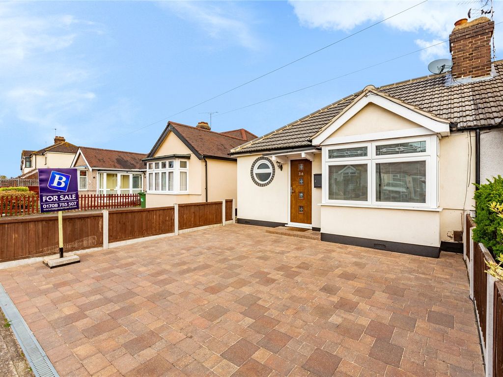3 bed bungalow for sale in Jubilee Avenue, Romford RM7 Zoopla