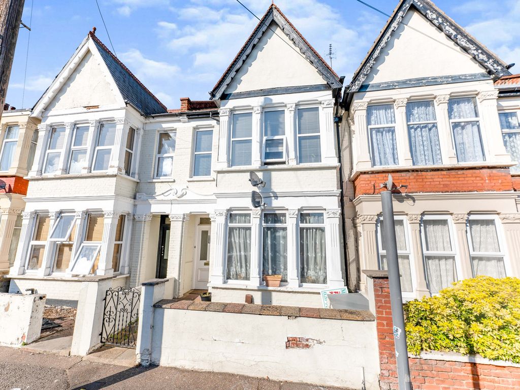 2 bed flat for sale in Burdett Avenue, WestcliffOnSea SS0 Zoopla