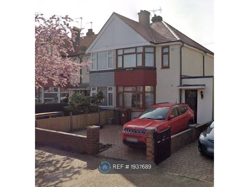 4 bed semidetached house to rent in Rochester Avenue, Feltham TW13, £2,250 pcm Zoopla