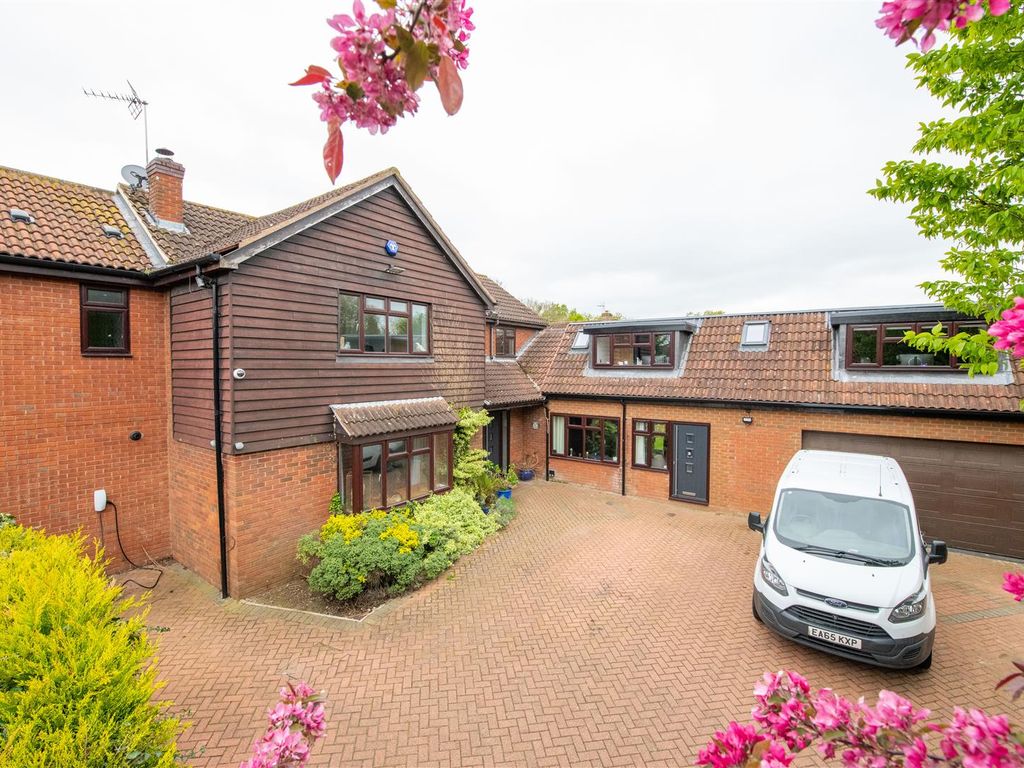 5 bed detached house for sale in Rowsham Dell, Giffard Park, Milton