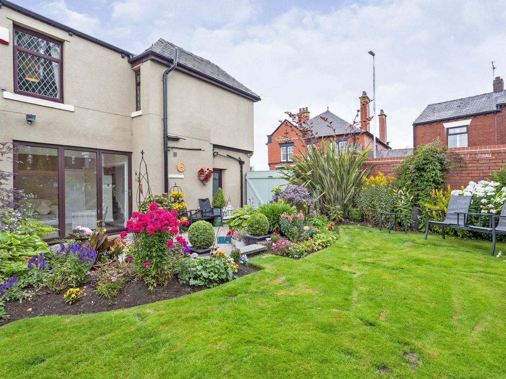 3 bed detached house for sale in Eaves Lane, Chadderton OL9, £380,000