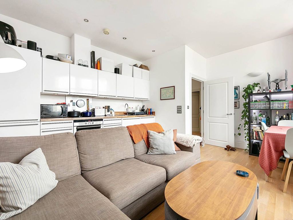 1 bed flat to rent in Drapers Court, Battersea Park, London SW11, £