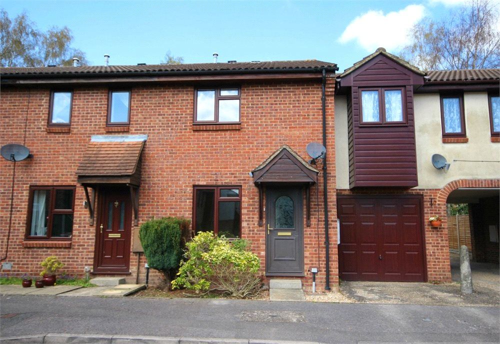 2 bed terraced house to rent in Chisbury Close, Bracknell, Berkshire