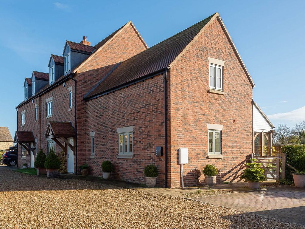 4 bed semidetached house for sale in Foxgloves, 7 St James Court