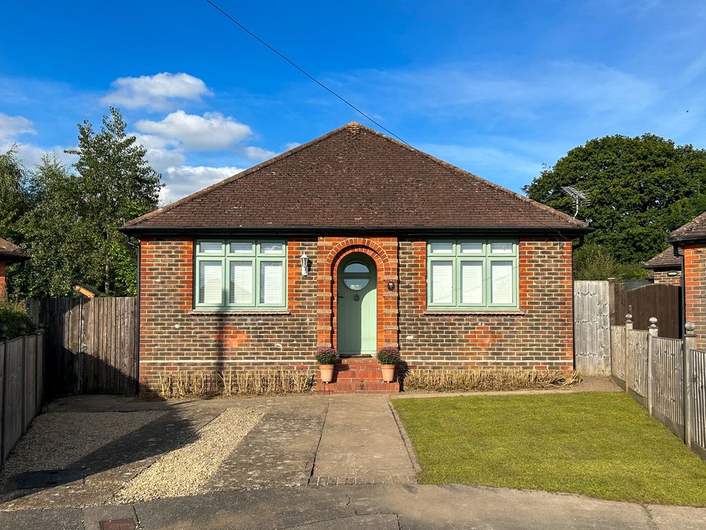 2 bed bungalow for sale in Highlands Crescent, Horsham RH13, £575,000