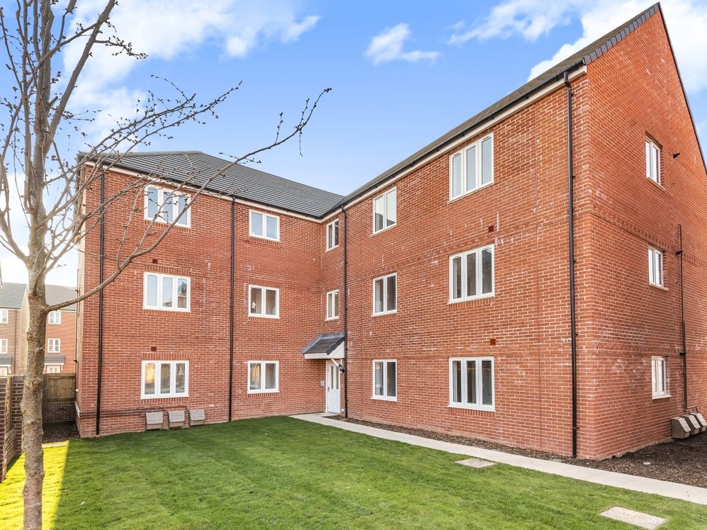 2 bed flat to rent in Whatley Way, Salisbury SP2 Zoopla