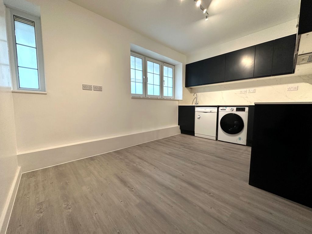 3 bed flat to rent in Tufnell Park Road, London N7, £2,800 pcm Zoopla