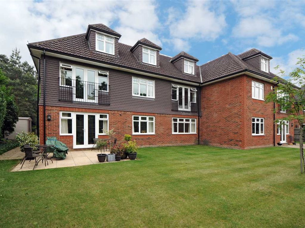 2 bed flat for sale in St Sebastians Court, Nine Mile Ride, Wokingham
