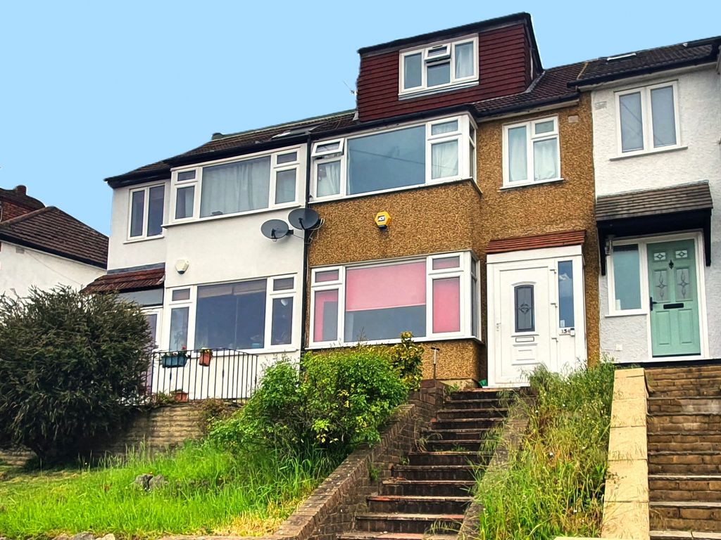 4 bed terraced house for sale in Daneland, East EN4, £