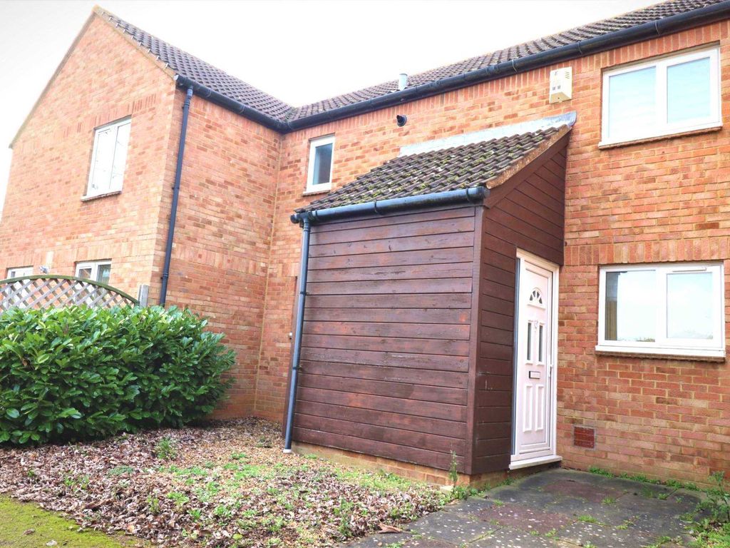 3 bed terraced house to rent in Bodle Close, Pennyland MK15, £1,600 pcm