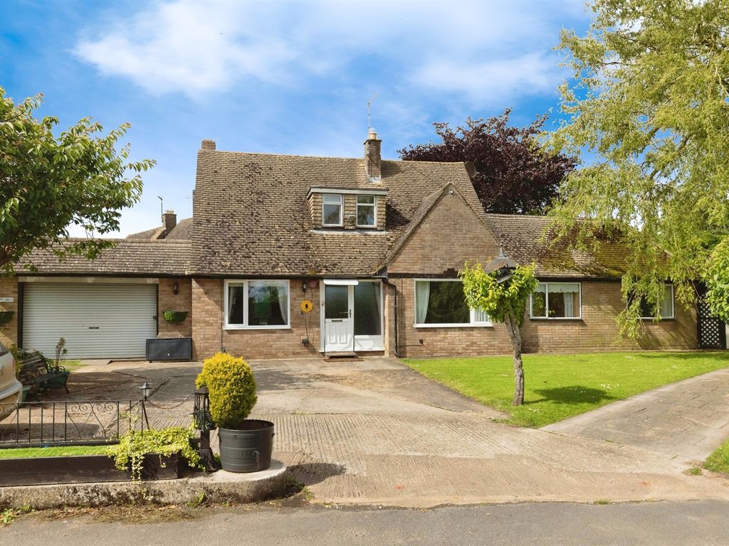 5 bed detached bungalow for sale in Queen Street, Farthinghoe, Brackley