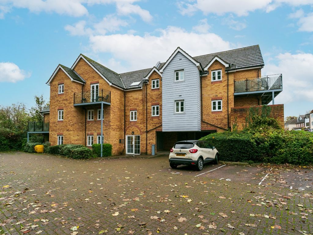 2 bed flat for sale in Willow Court, Ebberns Road, Hemel Hempstead