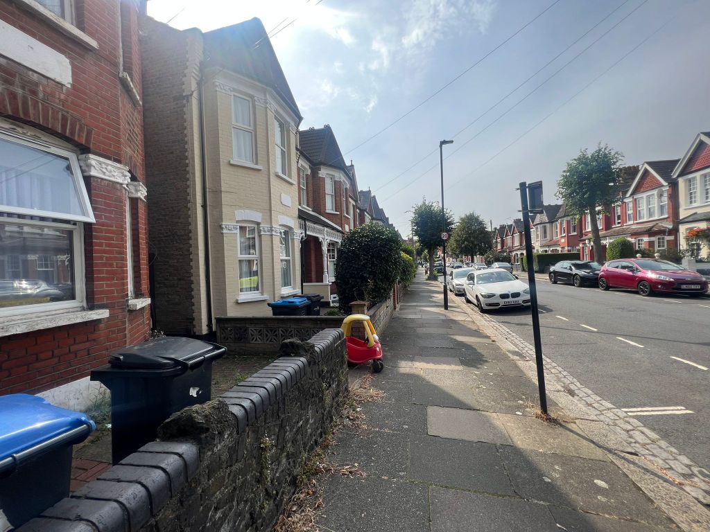 3 bed terraced house to rent in Devonshire Road, London N13, £2,200 pcm