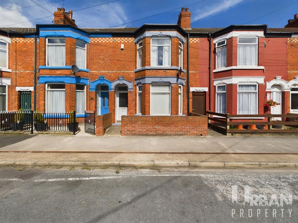 3 bed property for sale in Lee Street, Hull HU8, £135,000 Zoopla