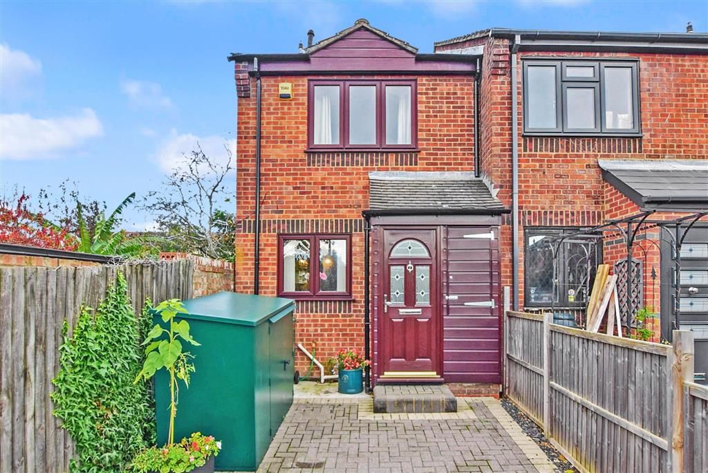 2 bed end terrace house for sale in Temple Close, Wadley Road, London