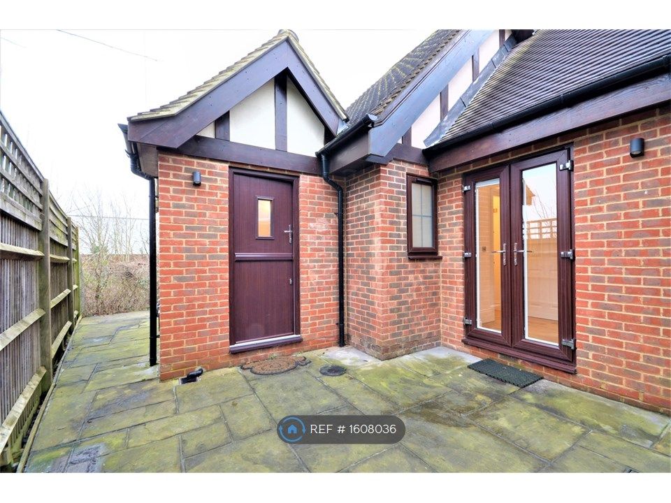 2 bed semidetached house to rent in Green Hedges Avenue, East