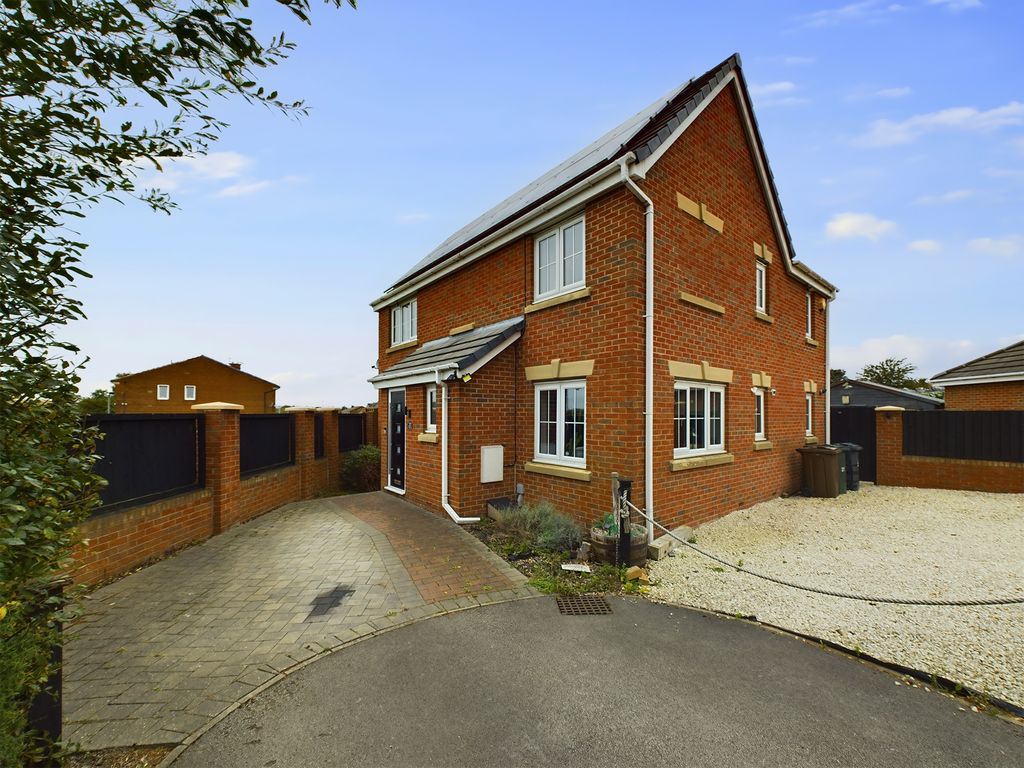 4 bed detached house for sale in St. Helens Avenue, Barnsley S71, £