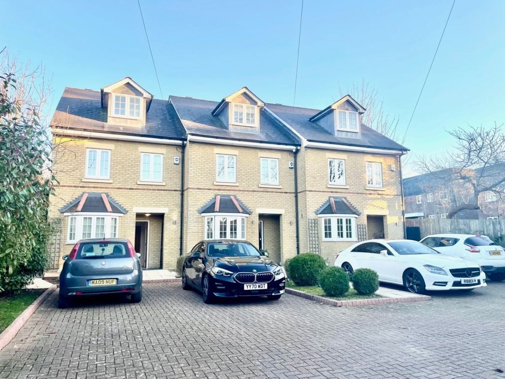 3 bed semidetached house to rent in Arundel Drive, Borehamwood WD6