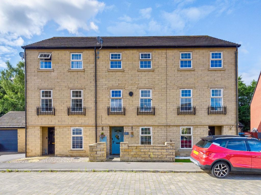 4 bed town house for sale in Woodbourn Gardens, Wombwell, Barnsley S73