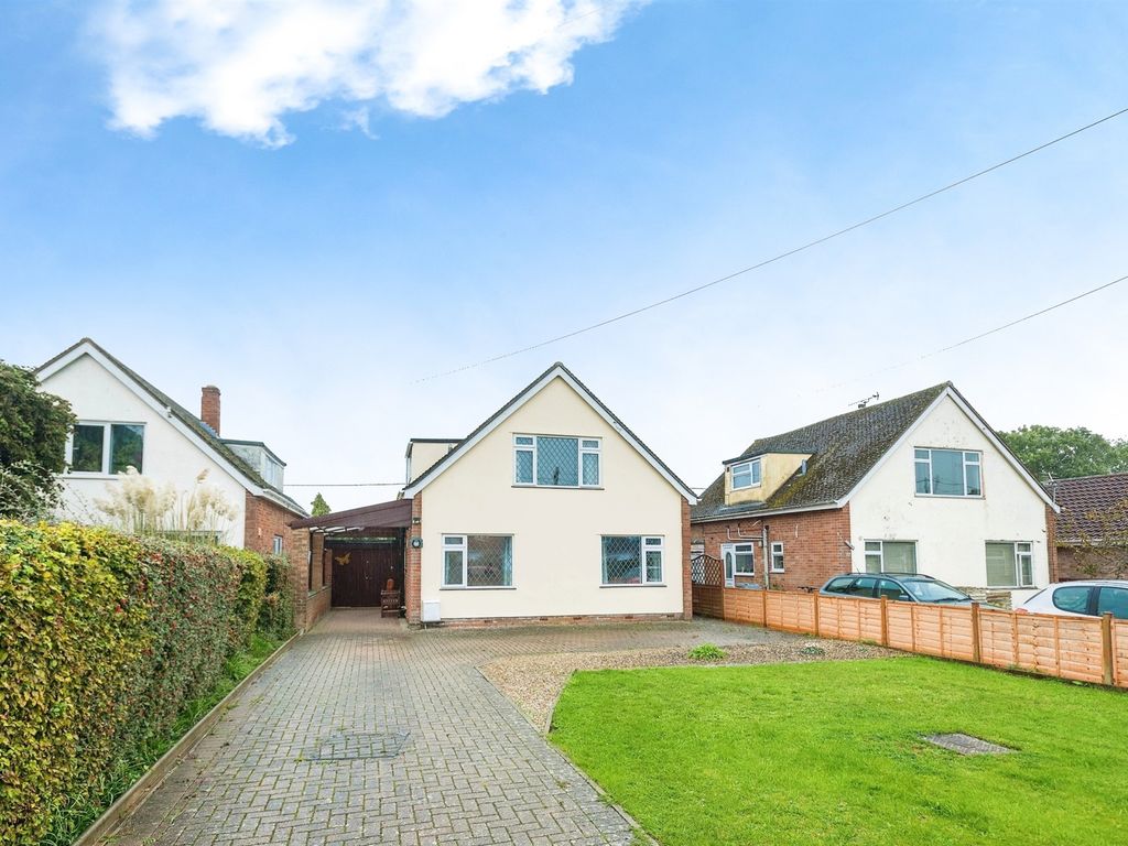 4 bed detached house for sale in The Crescent, Carterton OX18, £425,000