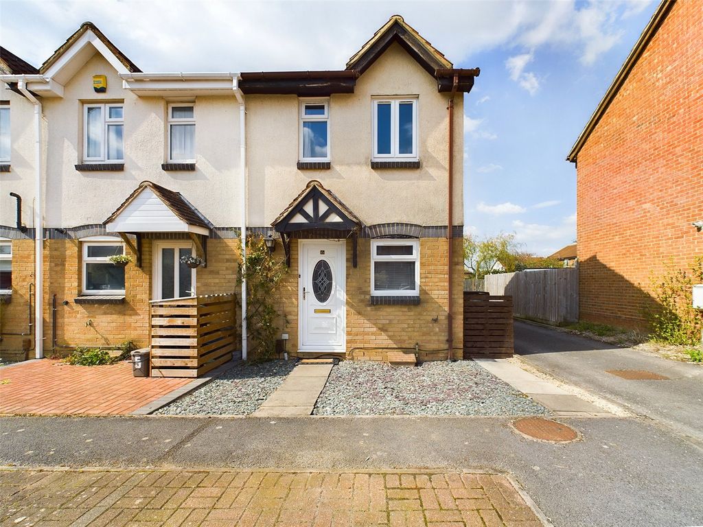 2 bed end terrace house for sale in Oakridge Close, Abbeymead