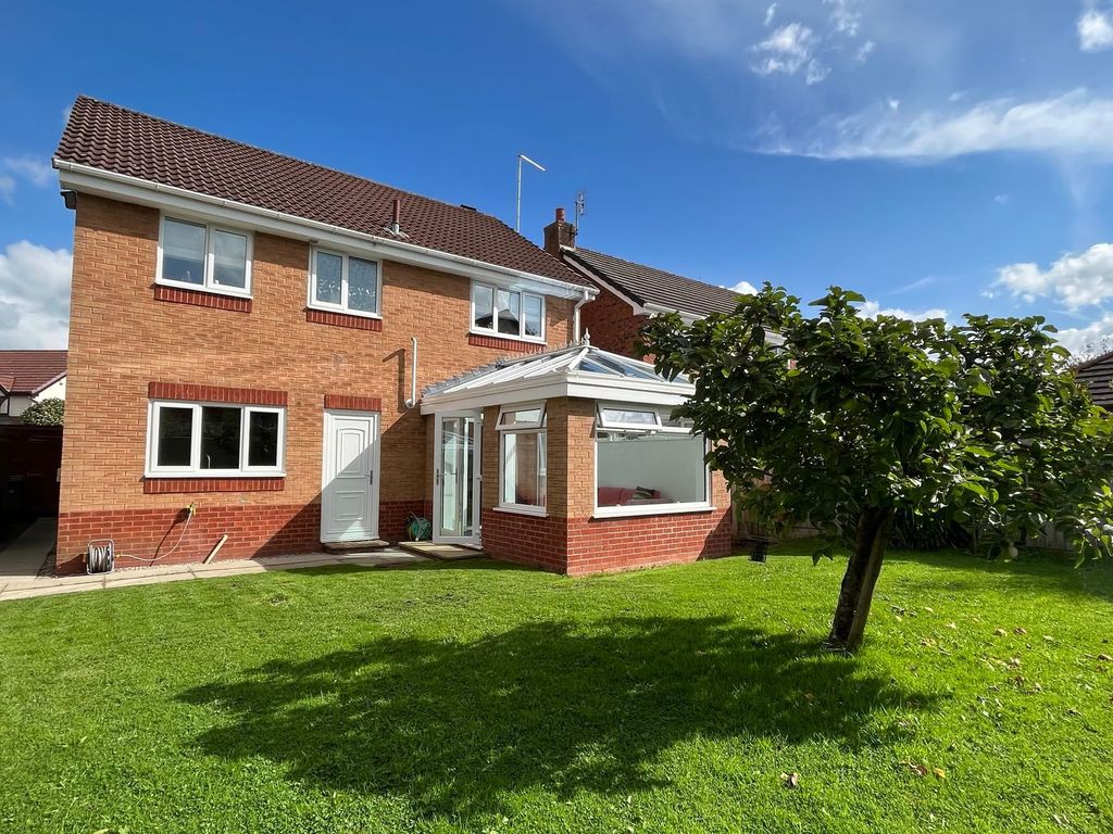 4 bed detached house for sale in Sandown Close, Kirkham PR4, £300,000