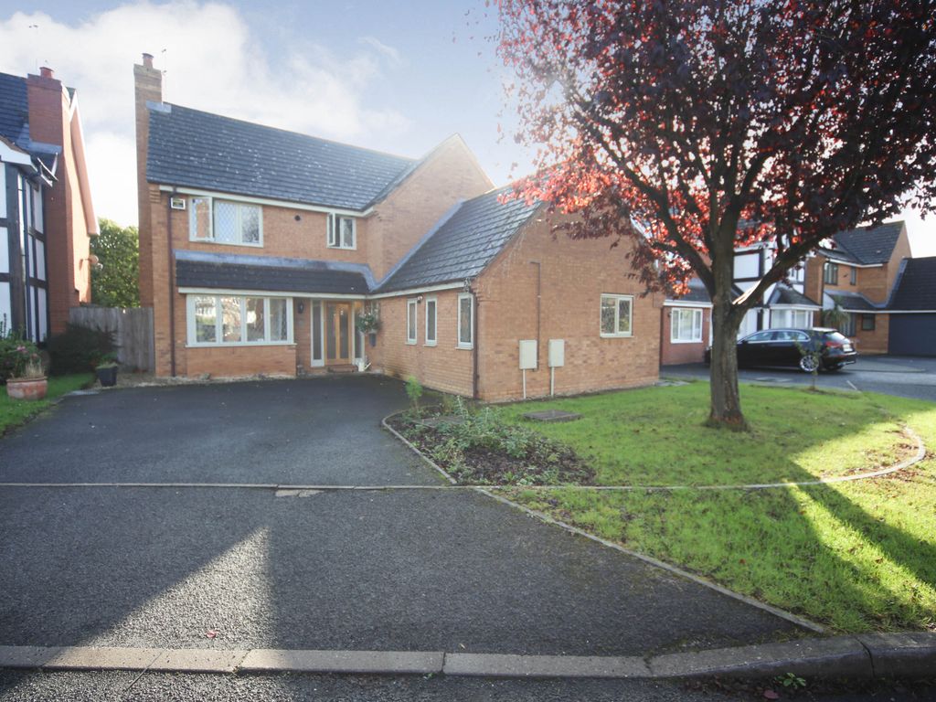 4 bed detached house for sale in Showell Close, Droitwich WR9, £525,000