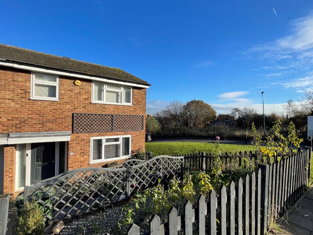 3 bed end terrace house for sale in Badlow Close, Erith, Kent DA8, £