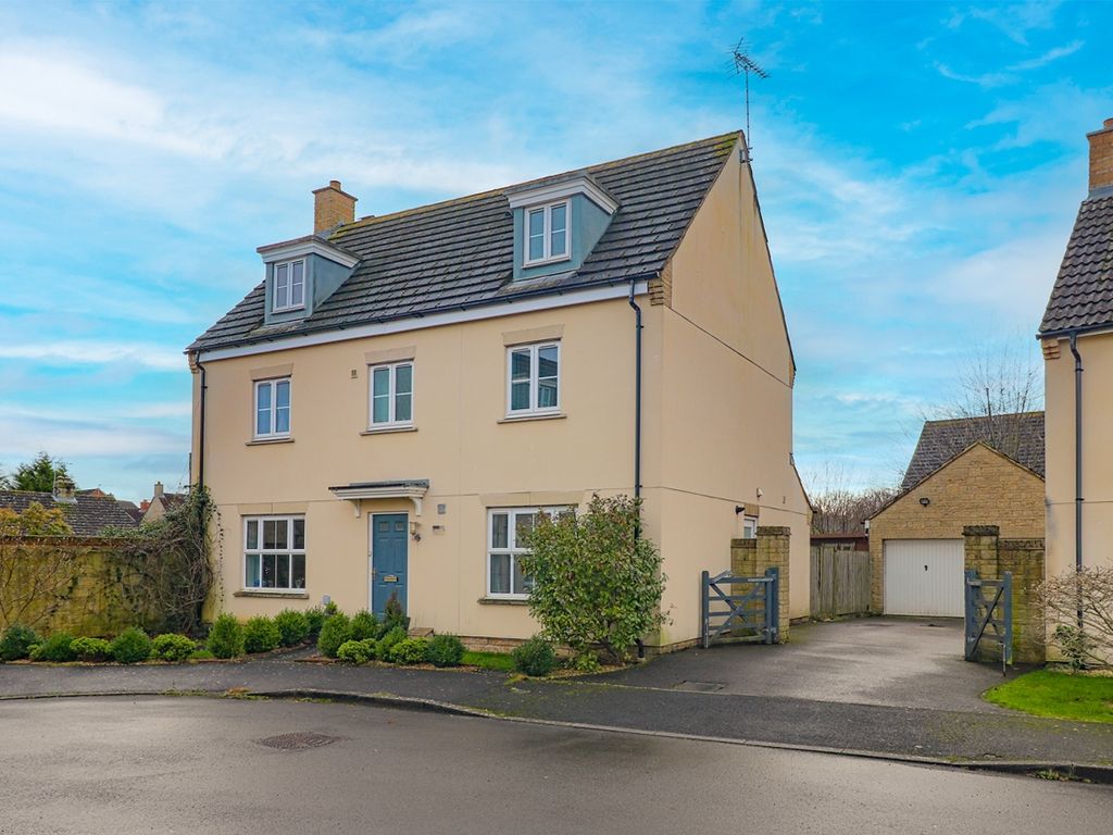 5 bed detached house for sale in Stickleback Road, Calne SN11, £500,000