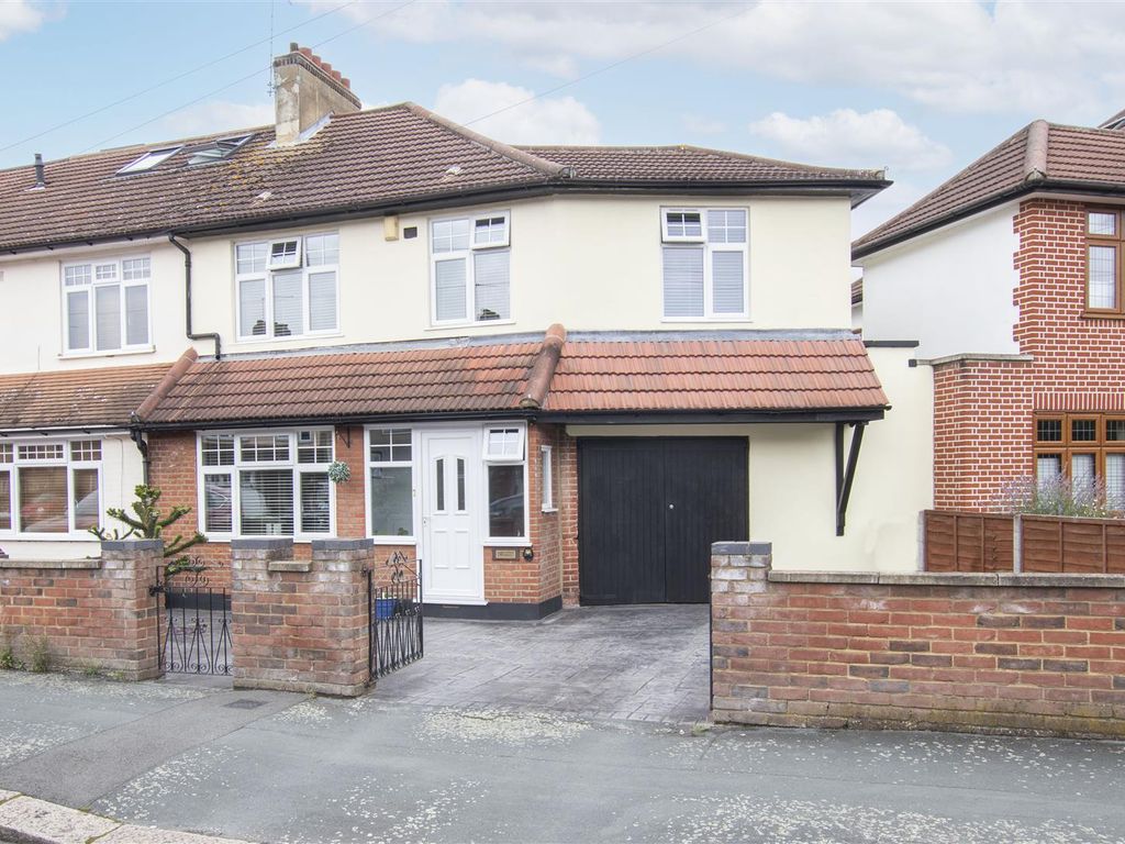 3 bed semidetached house for sale in Clarendon Road, Cheshunt, Waltham