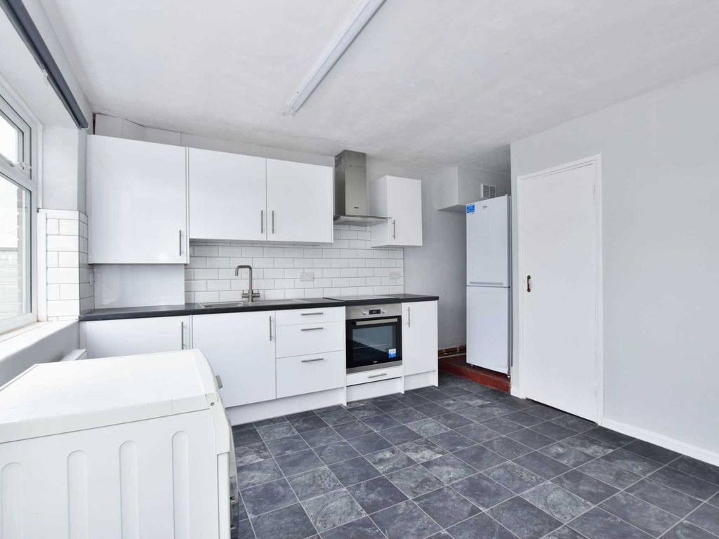 2 bed to rent in Baldwins Lane, Croxley Green WD3, £1,300